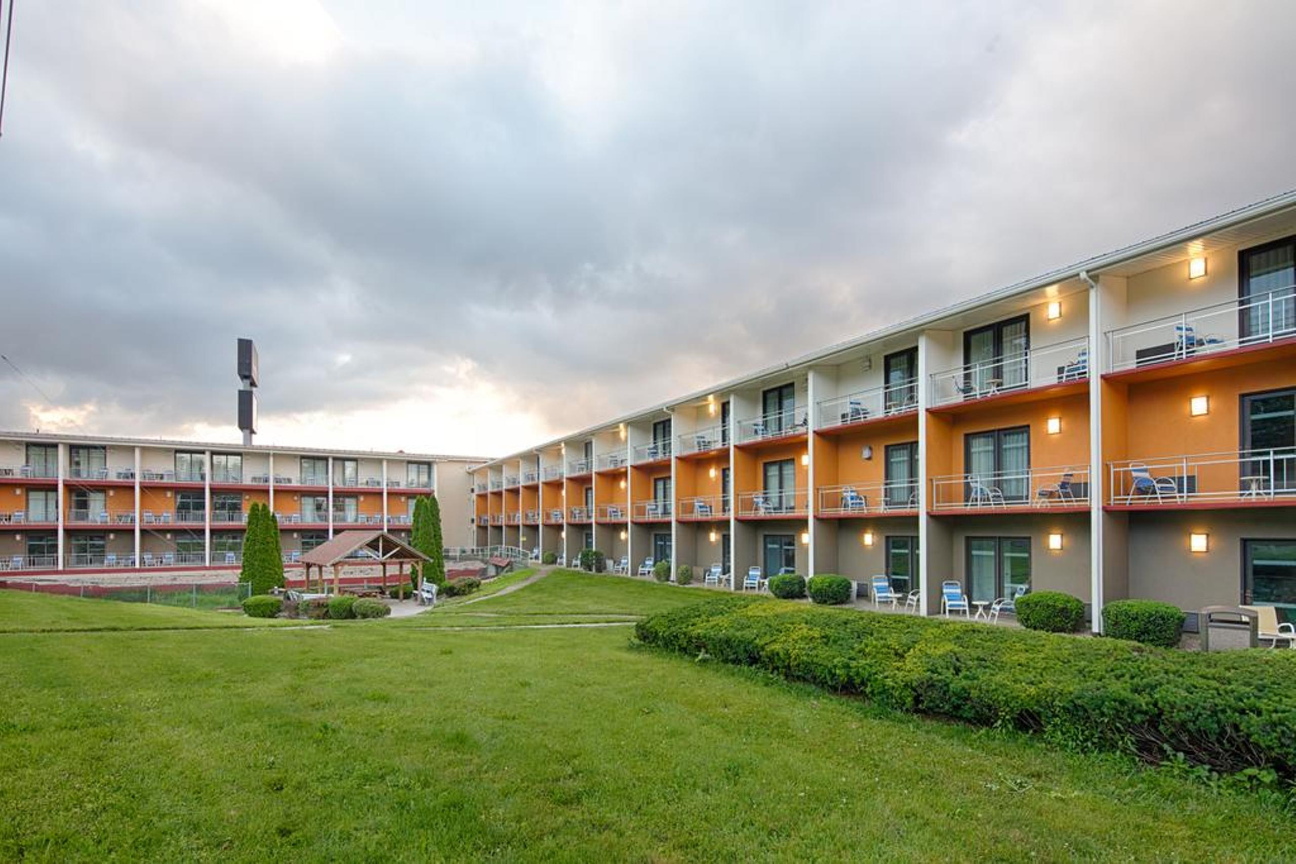 Clarion Inn & Suites Chambersburg Exterior photo