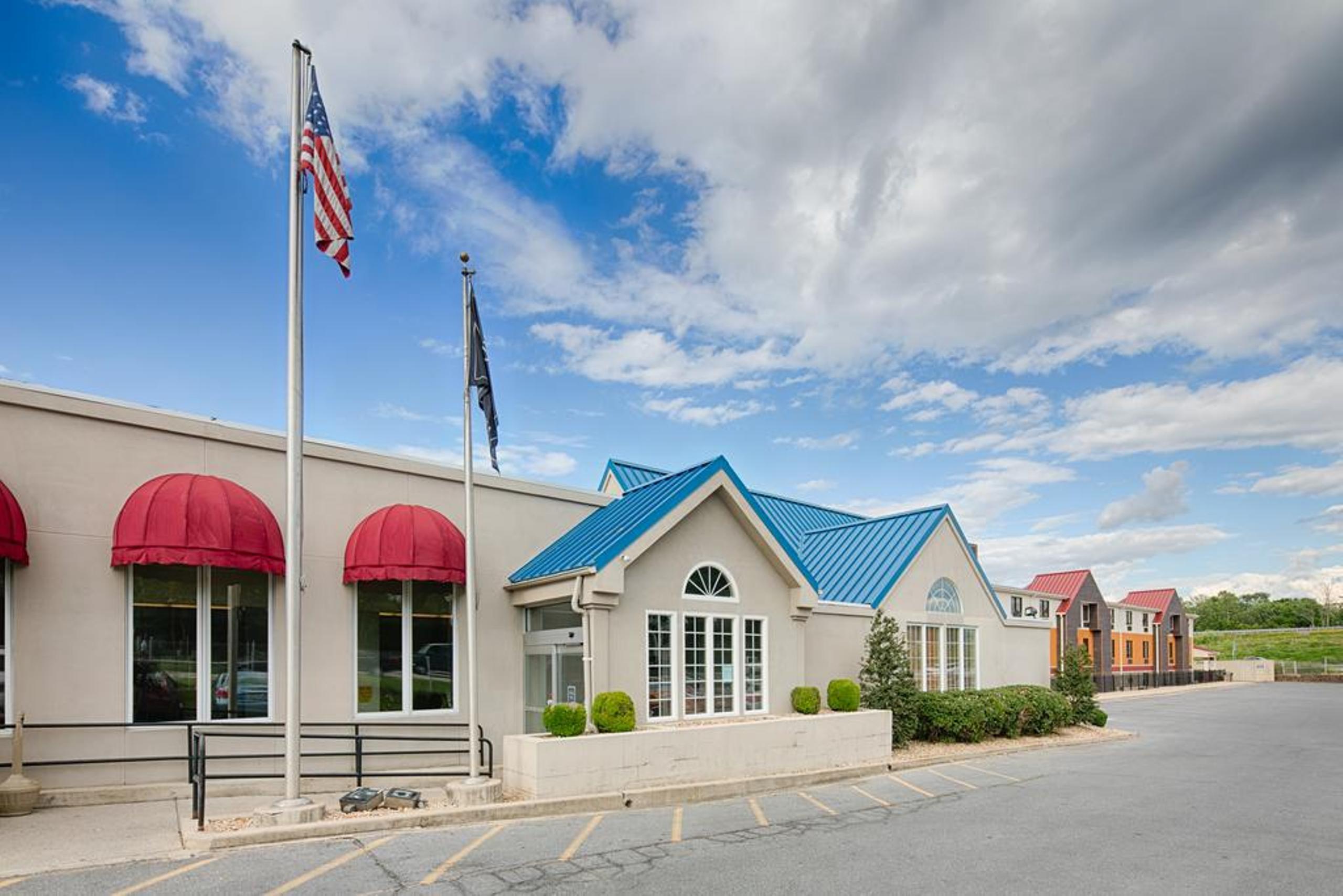 Clarion Inn & Suites Chambersburg Exterior photo