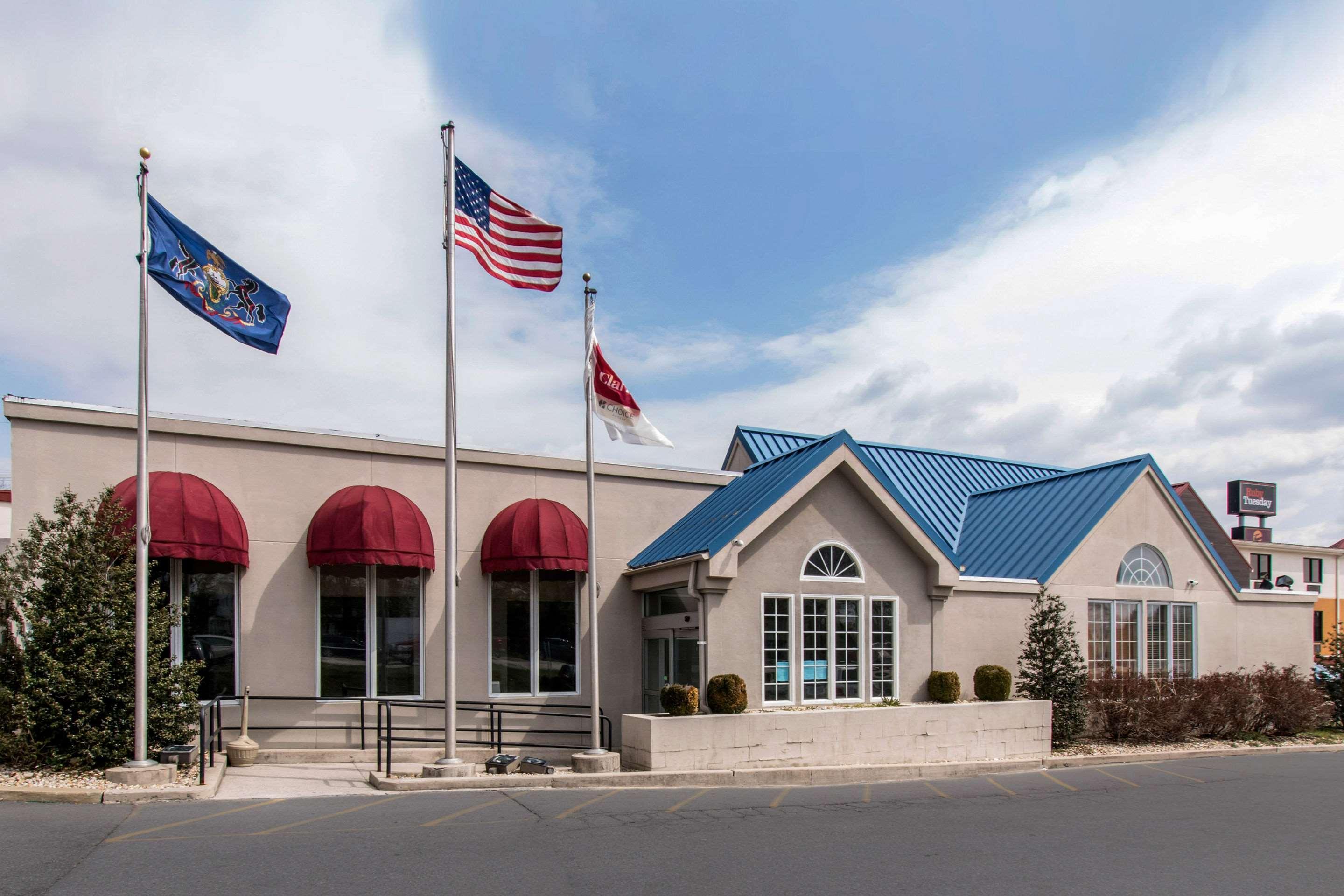 Clarion Inn & Suites Chambersburg Exterior photo