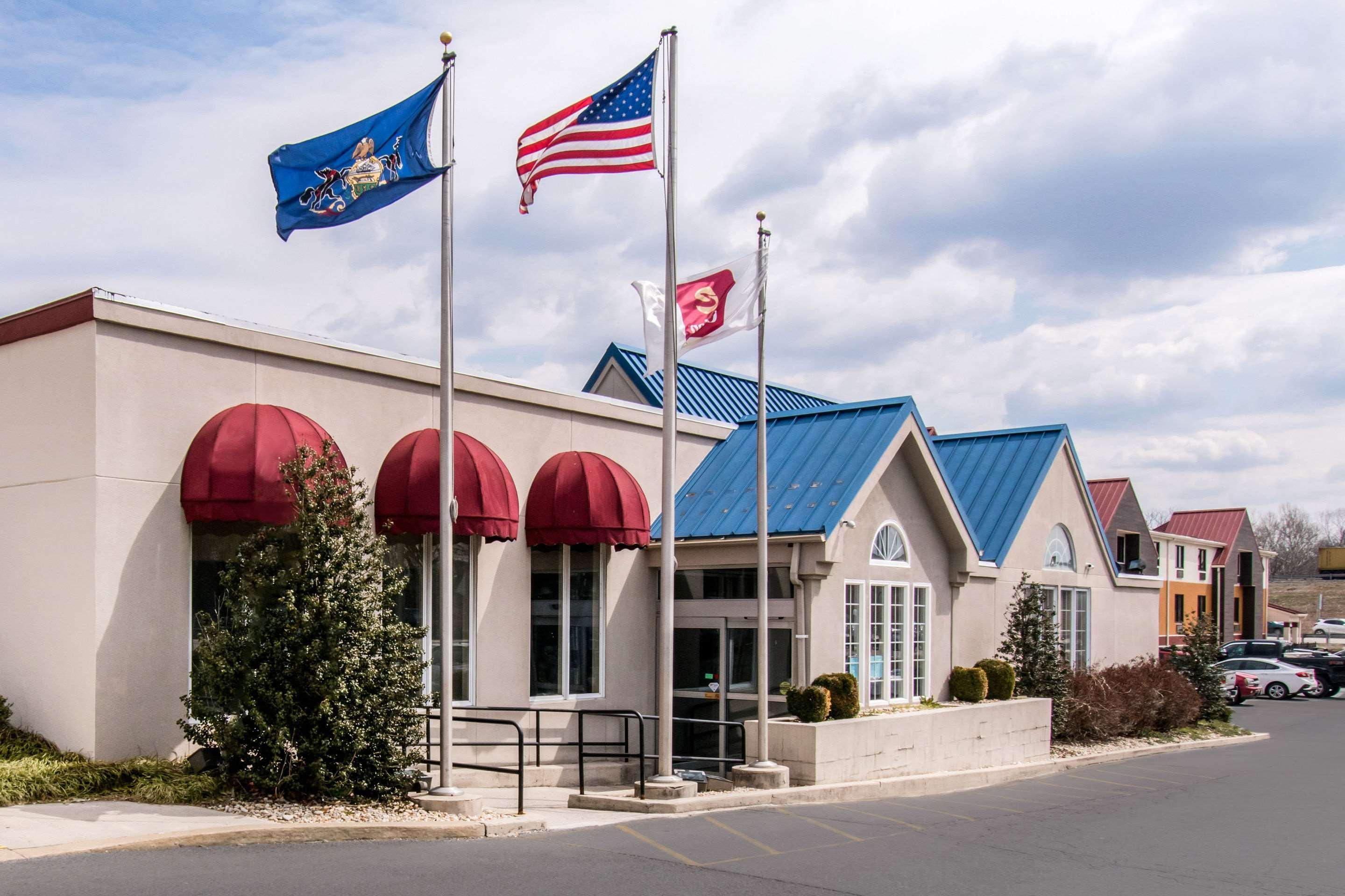 Clarion Inn & Suites Chambersburg Exterior photo